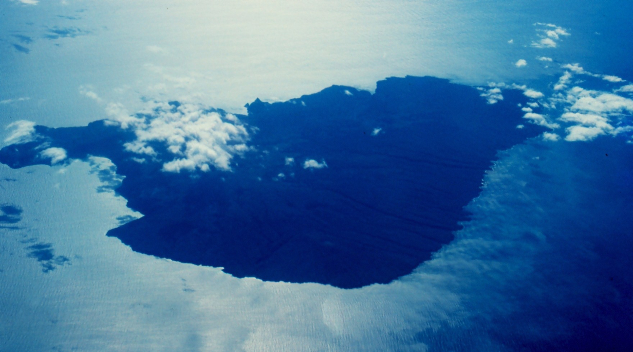 Kahoolawe from the air while flying over Alalakeiki Channel (Image credit: Commander John Bortniak) Kahoolawe from the air while flying over Alalakeiki Channel