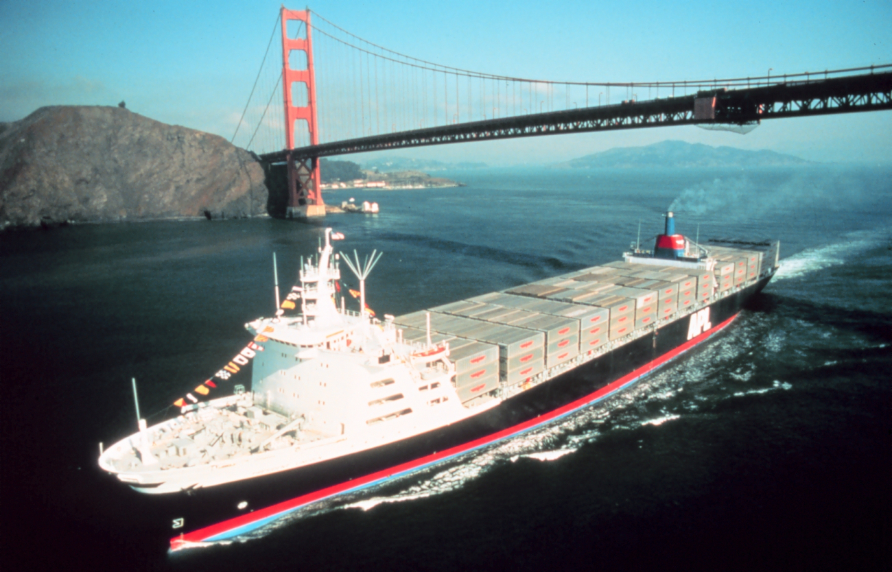 Containership outward bound under the Golden Gate Bridge line0532.jpg Containership outward bound under the Golden Gate Bridge