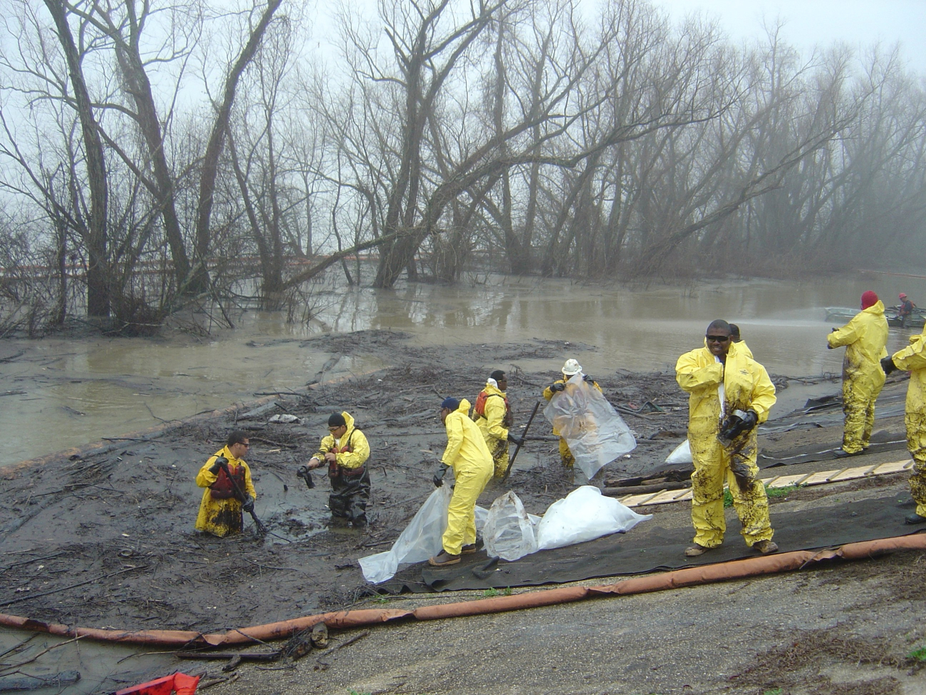 Cleanup efforts after oil spill (Image credit: Collection of Doug Helton, NOAA/NOS/ORR) Cleanup efforts after oil spill