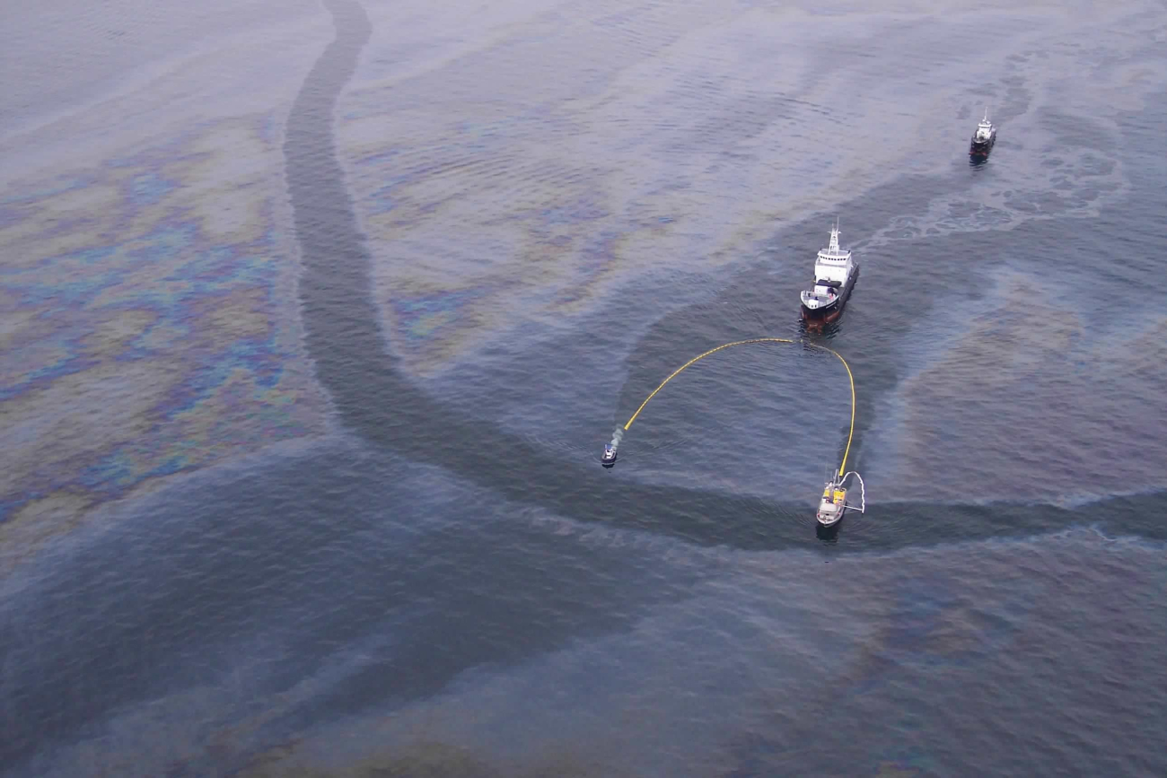 Oil skimmers at work (Image credit: Collection of Doug Helton, NOAA/NOS/ORR) Oil skimmers at work
